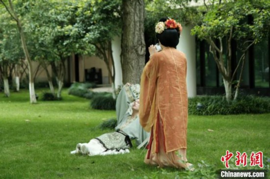 汉服爱好者在中国丝绸博物馆里拍摄照片。毛瑜 摄