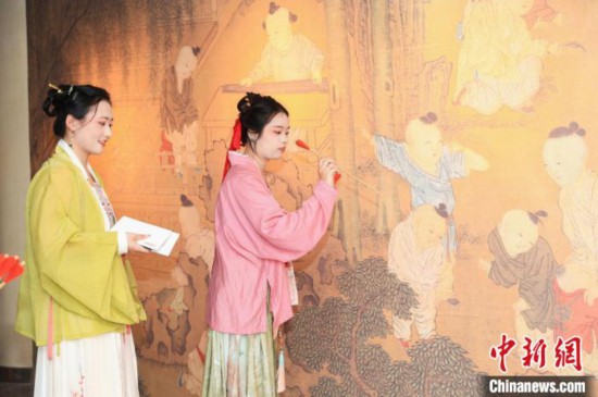 身穿汉服的年轻人参与体验活动。中国丝绸博物馆 供图